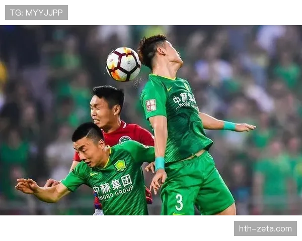 先踢到球的犯规判罚标准和误区全面解析 先踢到球的犯规判罚标准和误区全面解析